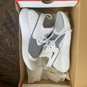 Nike Lunarcharge Essential Shoes